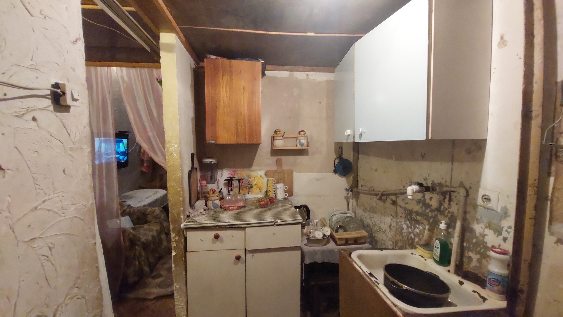 Բնակելի վթարային շենքից քարեր են թափվում 10.jpg