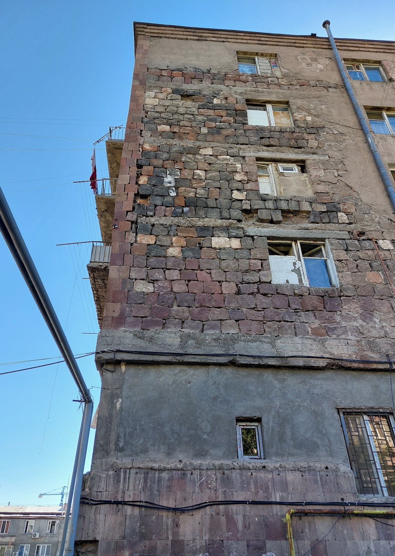 Բնակելի վթարային շենքից քարեր են թափվում 1.jpg