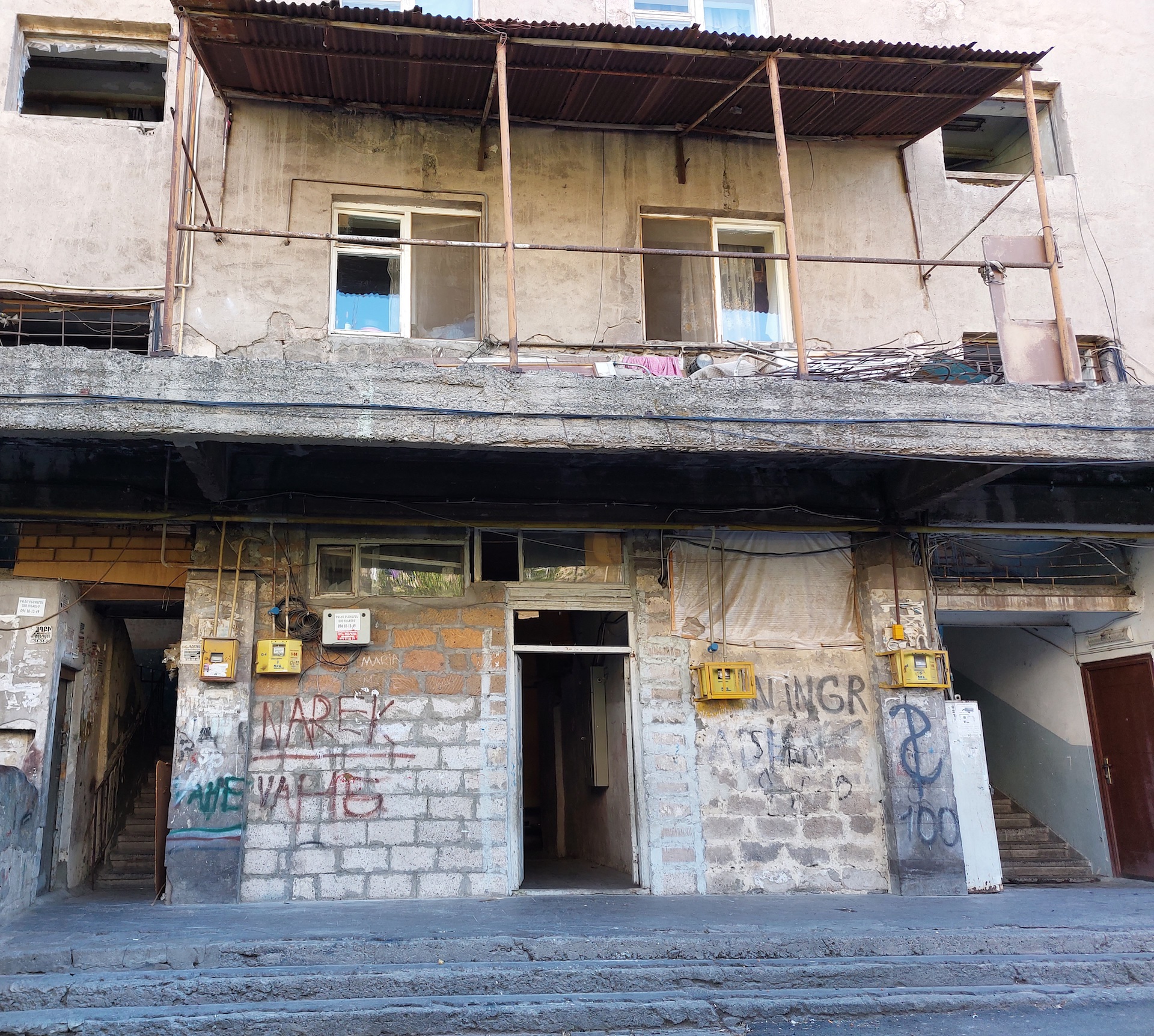 Բնակելի վթարային շենքից քարեր են թափվում 2.jpg