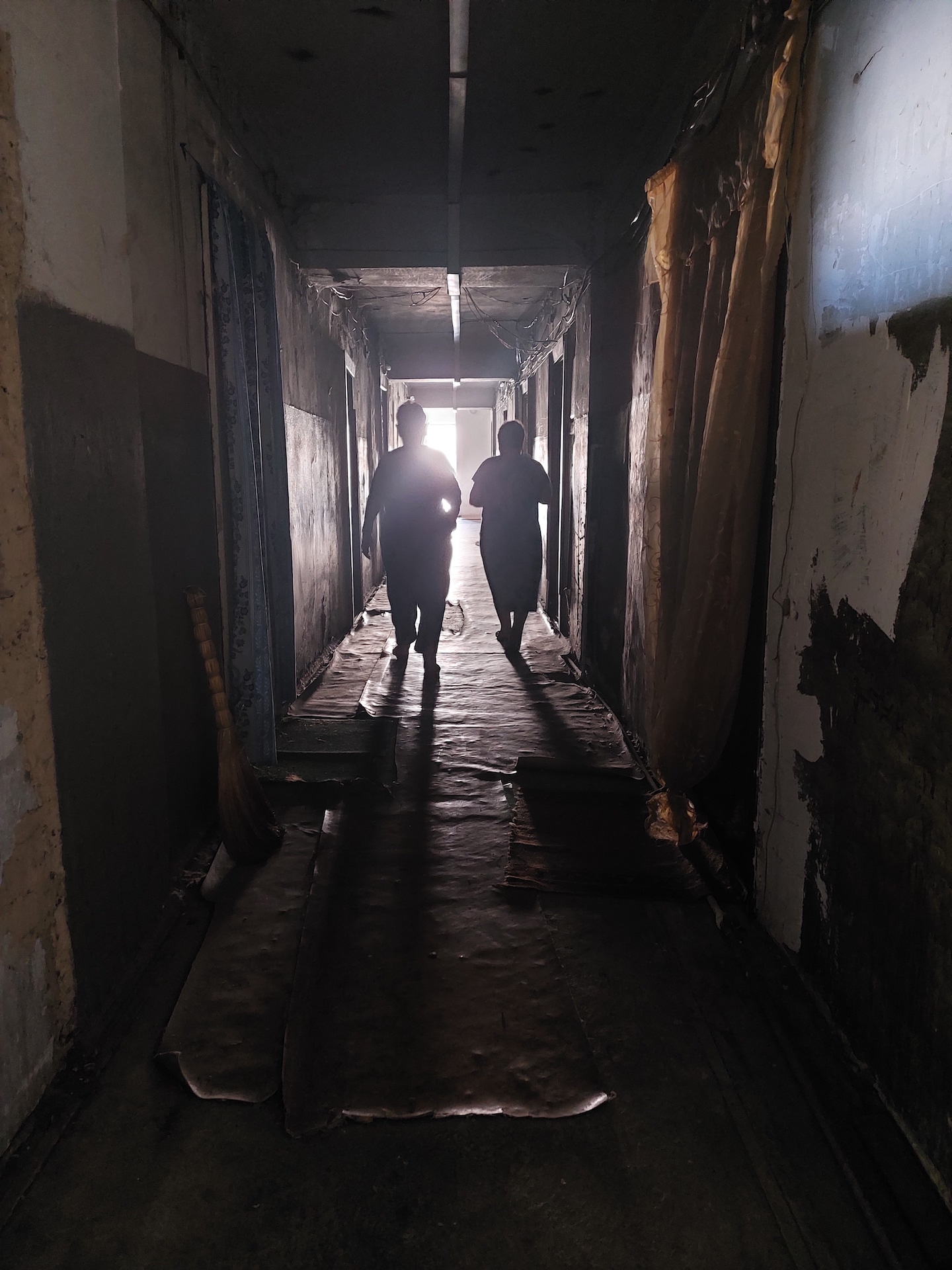 Բնակելի վթարային շենքից քարեր են թափվում 3.jpg