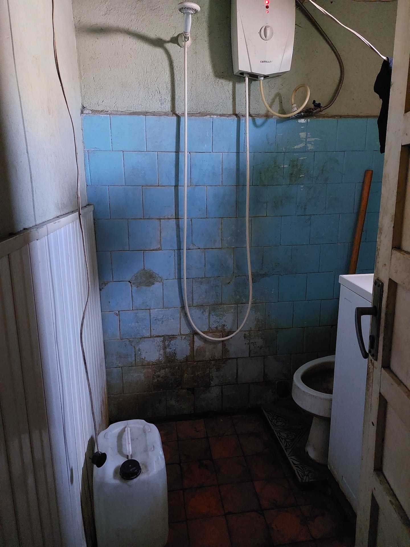 Բնակելի վթարային շենքից քարեր են թափվում 6.jpg