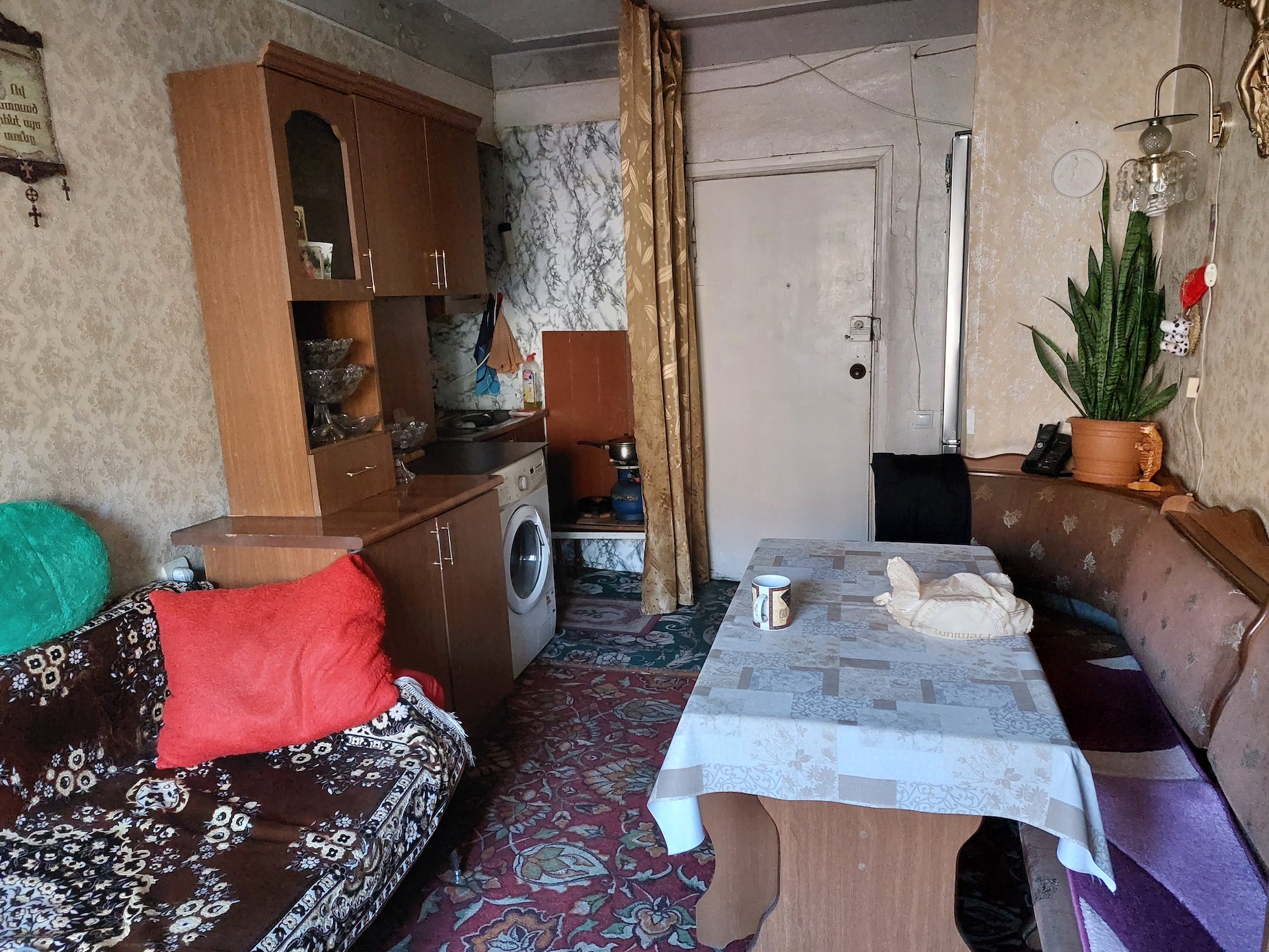 Բնակելի վթարային շենքից քարեր են թափվում 8.jpg