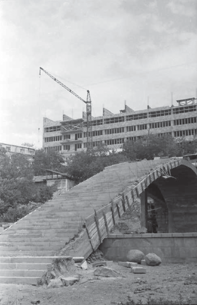 Գետառի վրայով անցնող կամրջի շինարարությունը, 1965.png